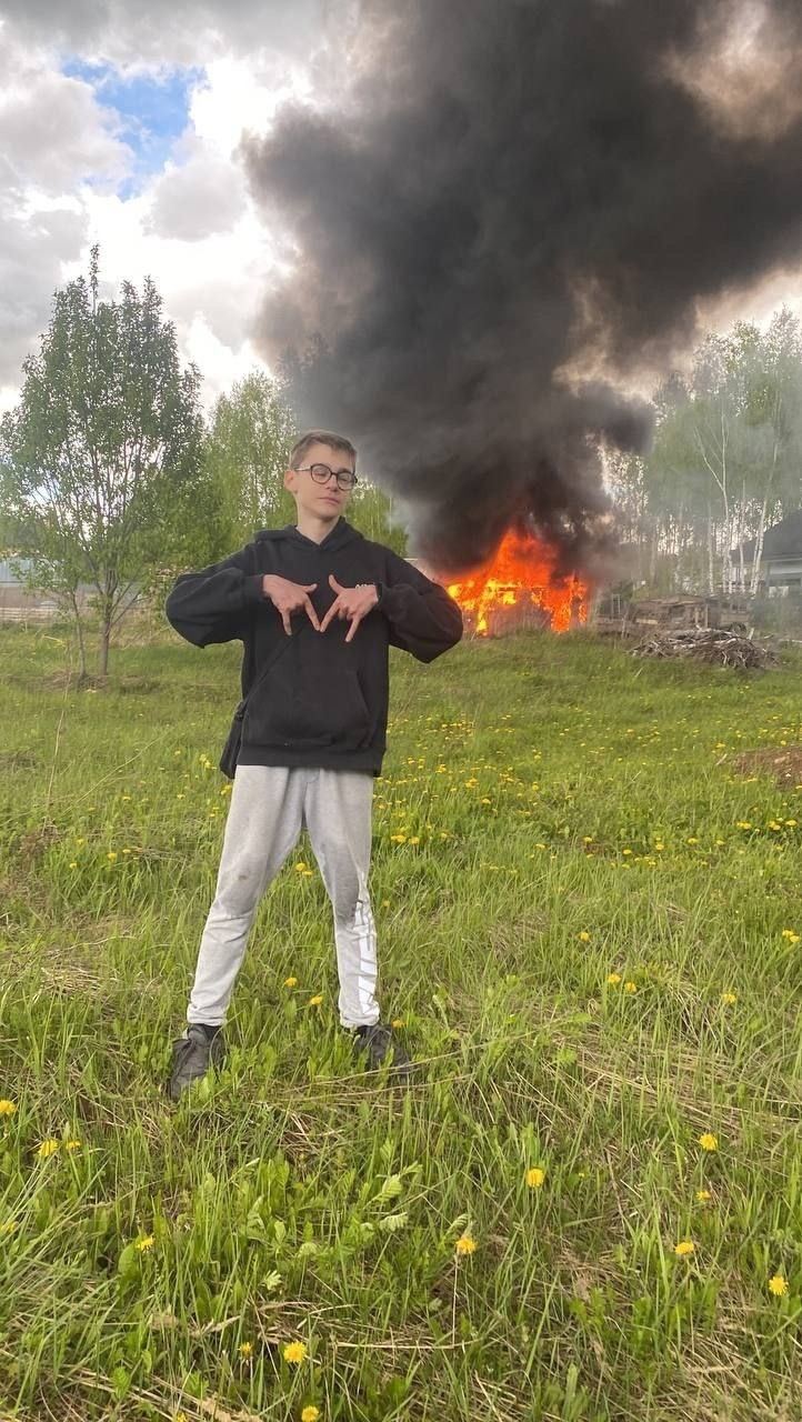 Школьники с низким IQ закидывают людям в окна горящий мусор и бутылки