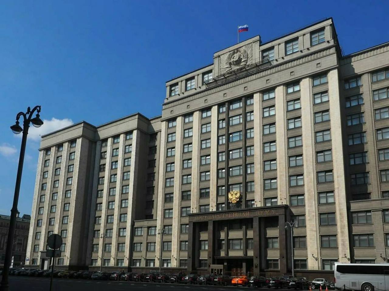 В Госдуме предложили сократить рабочую пятницу на 2 часа, но только для женщин