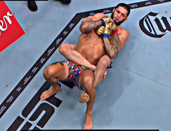 Ислам Махачев задушил Дастина Порье в 5 раунде и в третий раз защитил титул чемпиона UFC в лёгком весе!